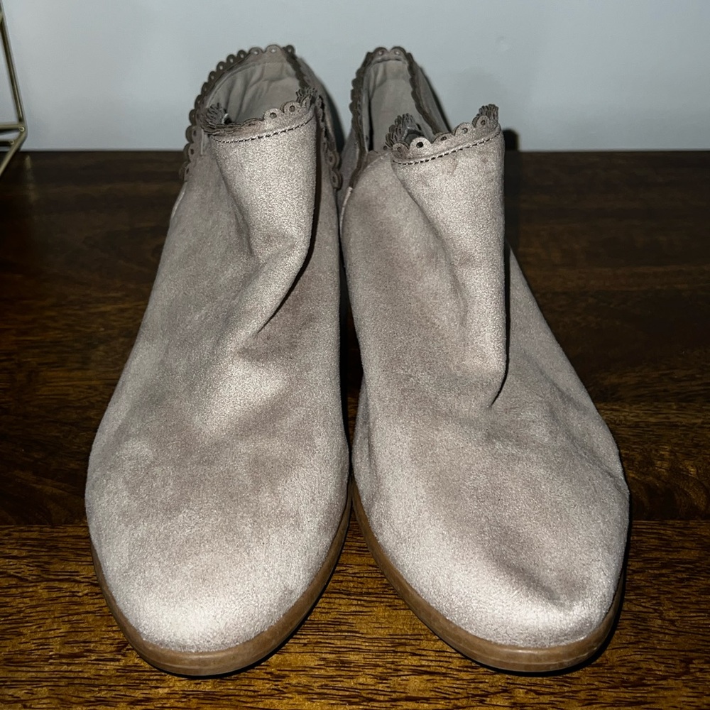 Booties. Taupe. Small heel.
